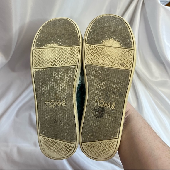 Toms Blue Crushed Velvet Slip On Tennis Shoes, size 5 - Picture 4 of 9